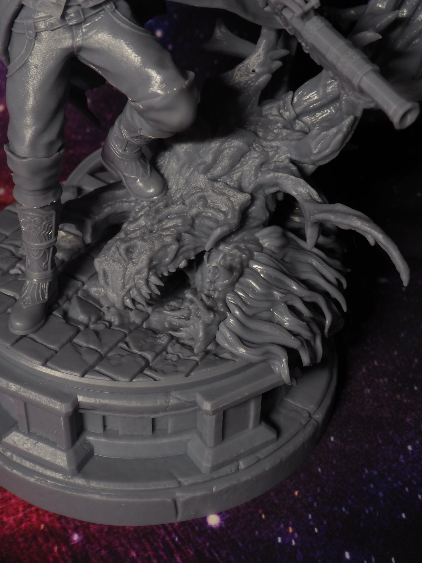 Hunter Bloodborne Diorama Fullsize Statue (Unpainted)